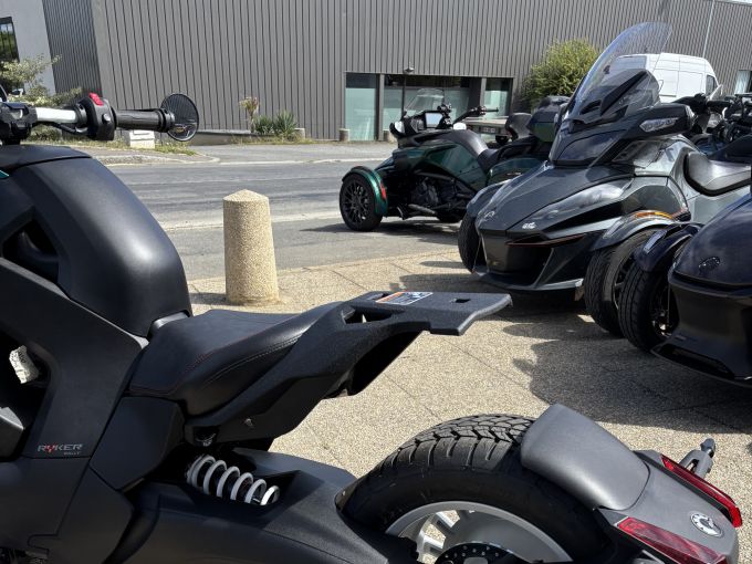 CAN-AM SPYDER 4