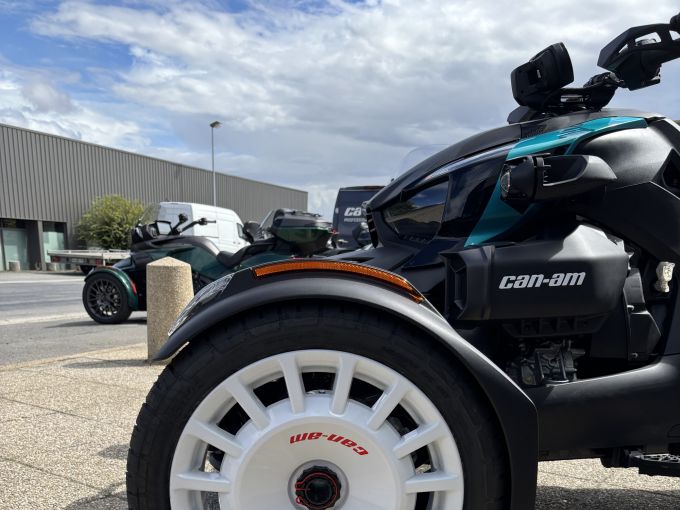 CAN-AM SPYDER 4