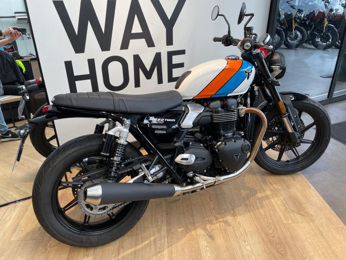 TRIUMPH SPEED TWIN 900 4