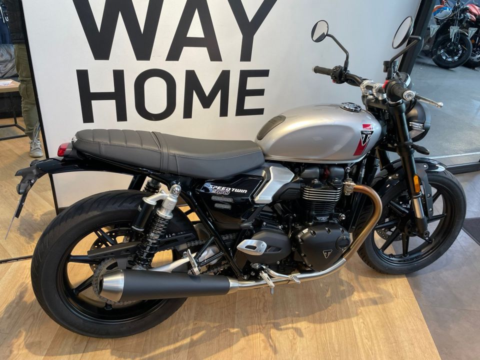 TRIUMPH SPEED TWIN 900 4