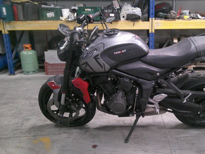 TRIUMPH TRIDENT 660 4