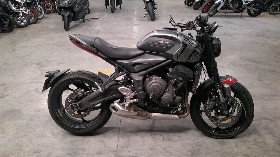 TRIUMPH TRIDENT 660 4