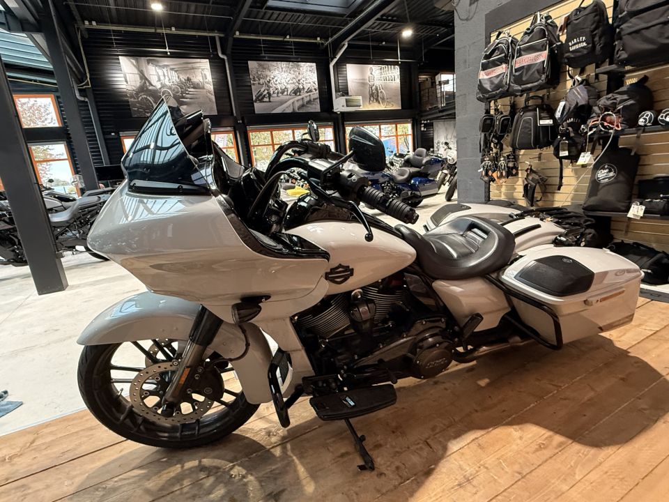 HARLEY-DAVIDSON TOURING ROAD GLIDE 1923 CVO 4