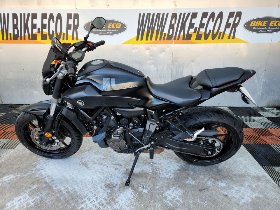 YAMAHA MT-07 4