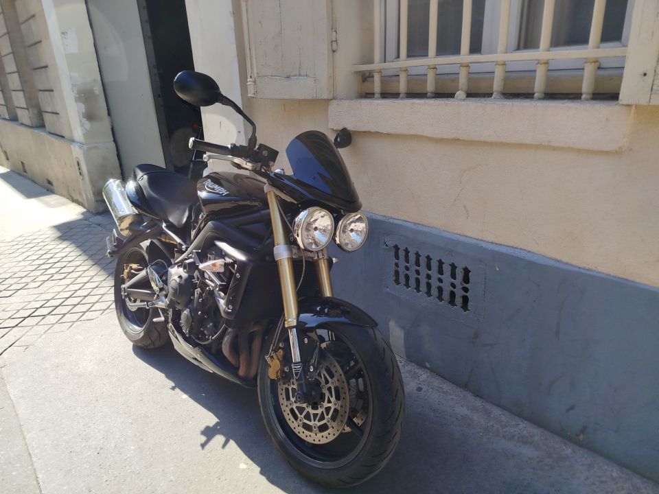 TRIUMPH STREET TRIPLE 675 4