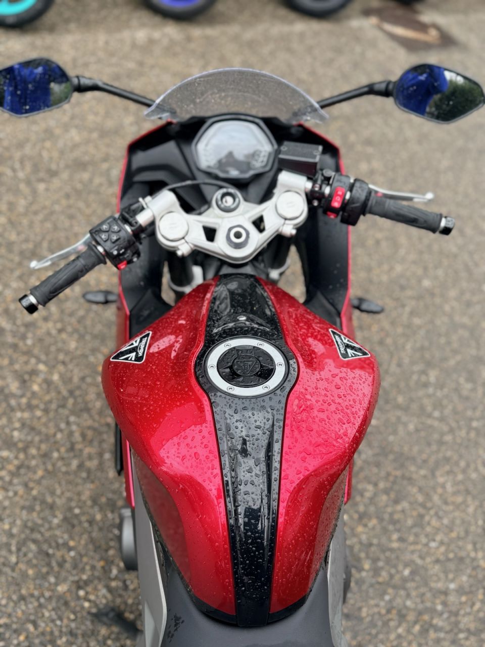 TRIUMPH 	DAYTONA 660 4