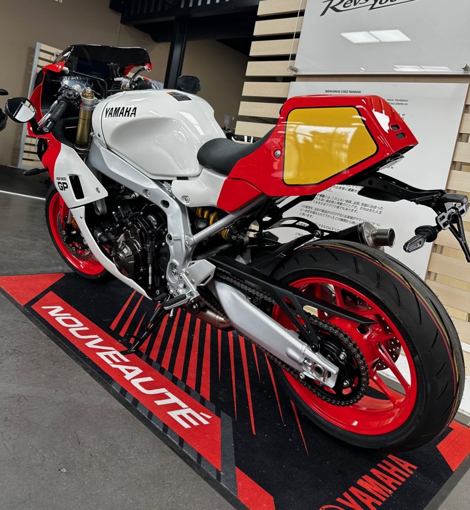 YAMAHA XSR 900 GP 4