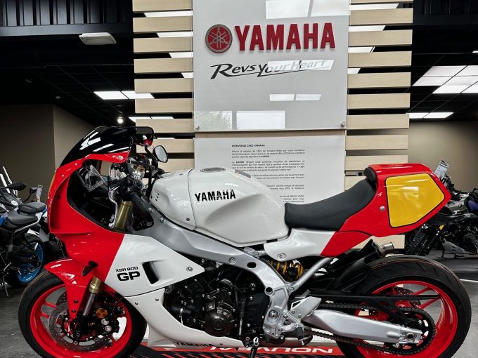 YAMAHA XSR 900 GP 4