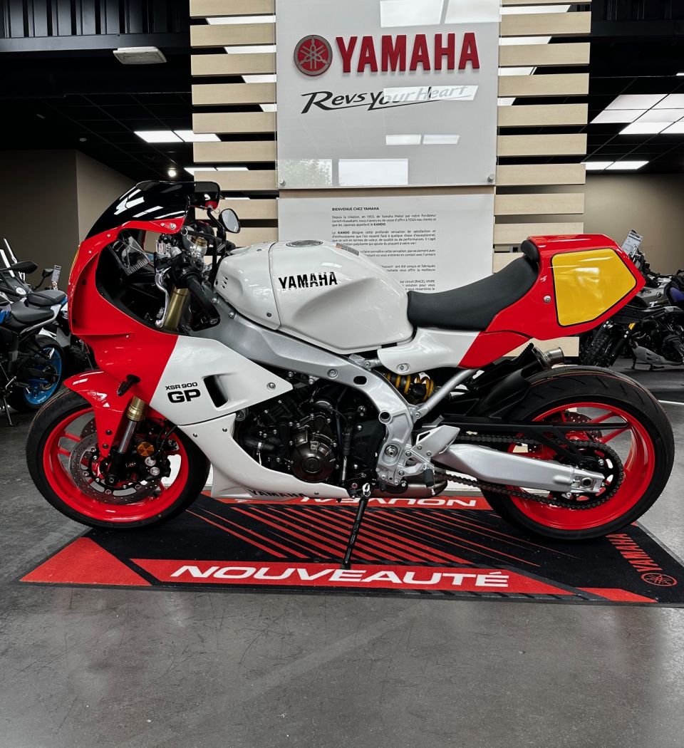 YAMAHA XSR 900 GP 4