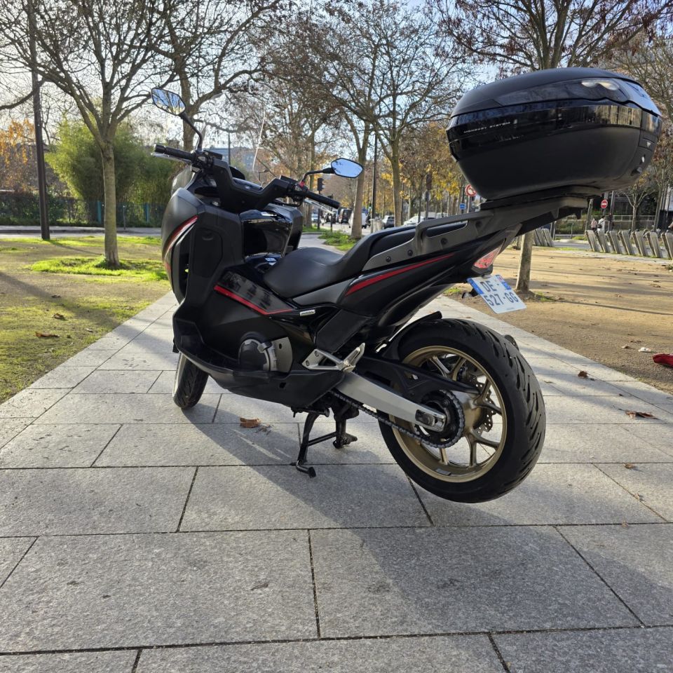 HONDA INTEGRA 750 S 4