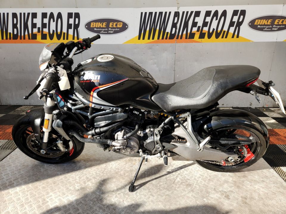 DUCATI MONSTER 821 4