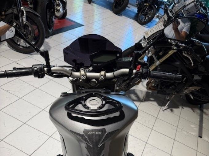 YAMAHA MT-09 4