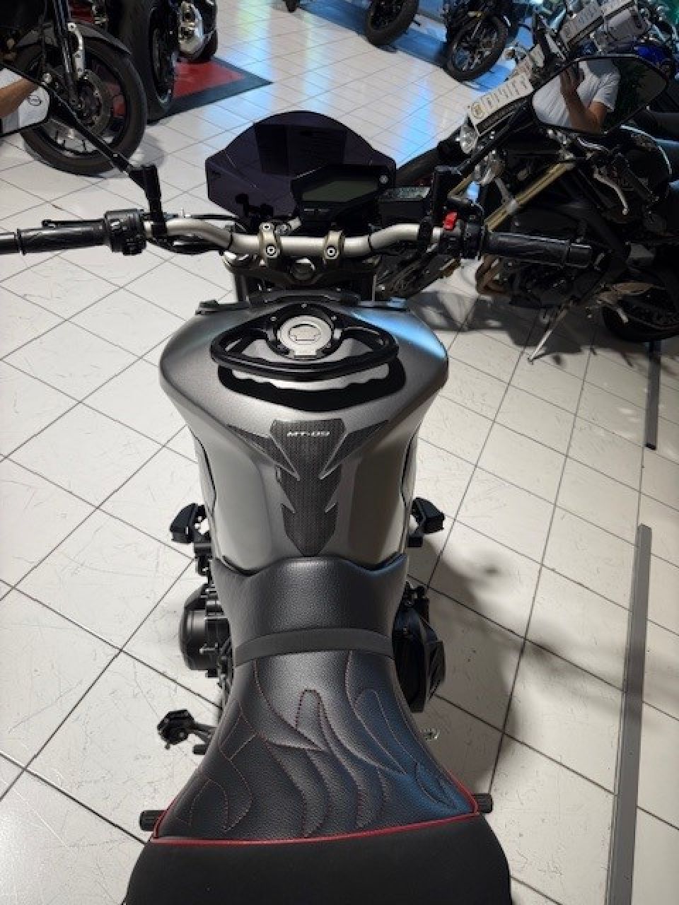 YAMAHA MT-09 4