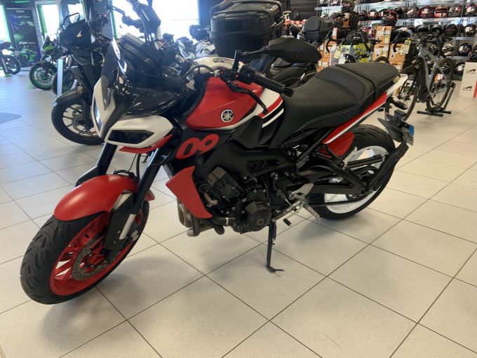 YAMAHA MT-09 4