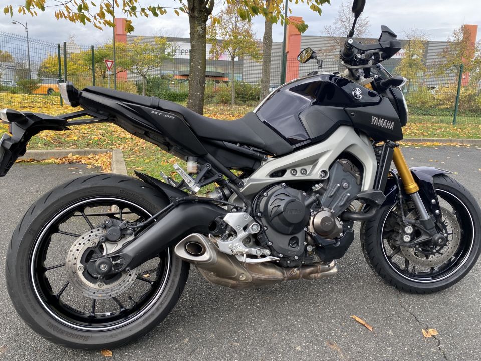 YAMAHA MT-09 4