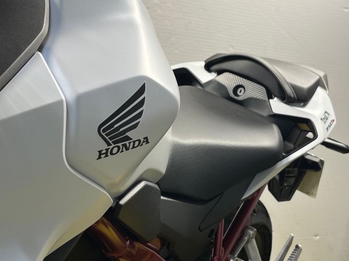 HONDA CB 750 HORNET 4