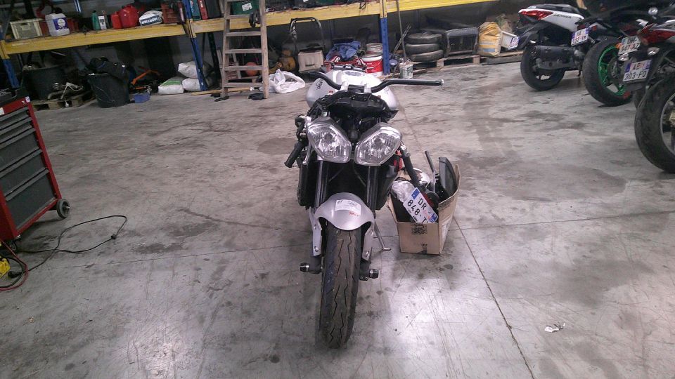 TRIUMPH STREET TRIPLE 675 RX 4