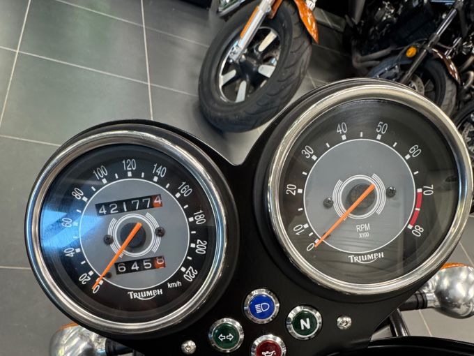 TRIUMPH Bonneville T100 4