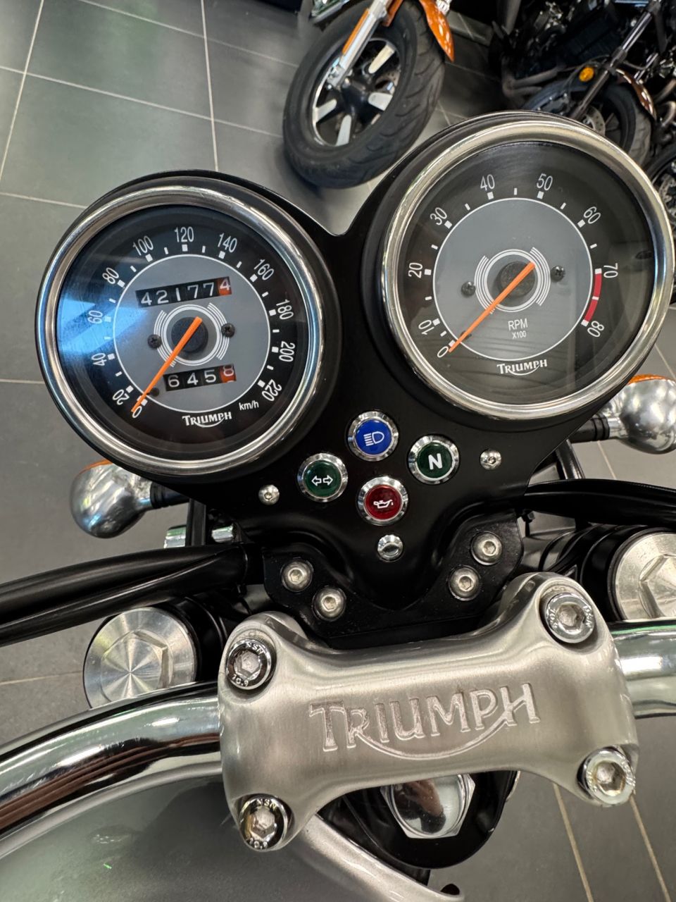 TRIUMPH Bonneville T100 4