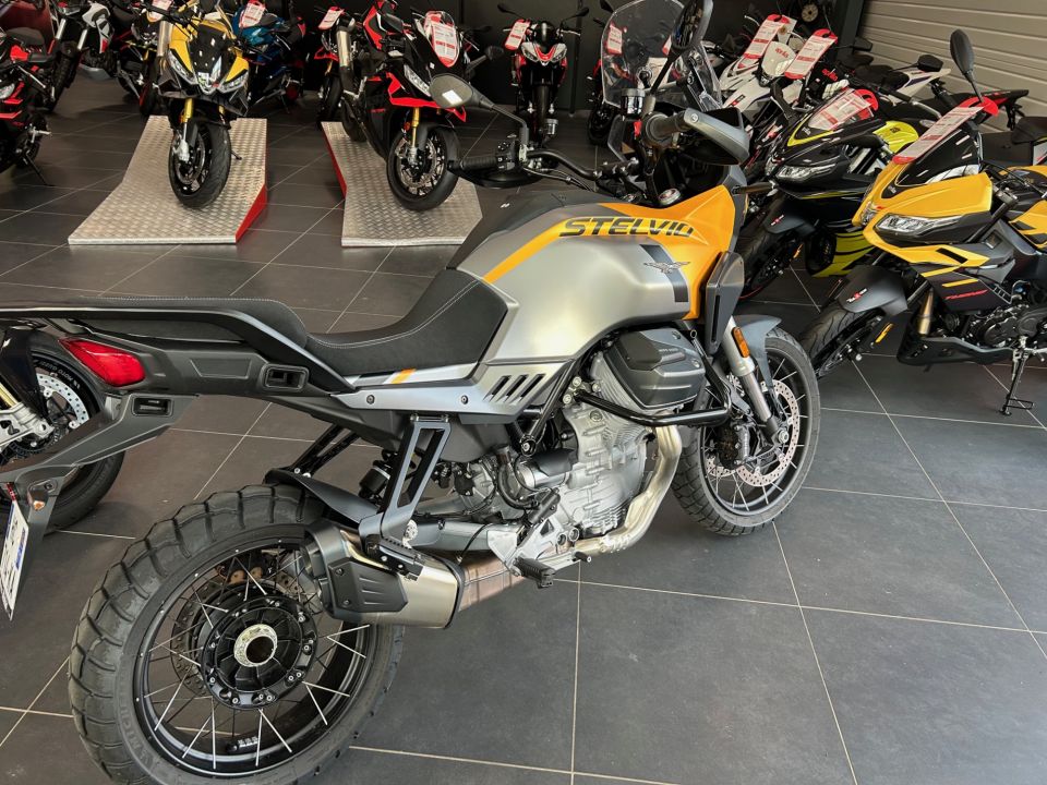 MOTO GUZZI STELVIO 4