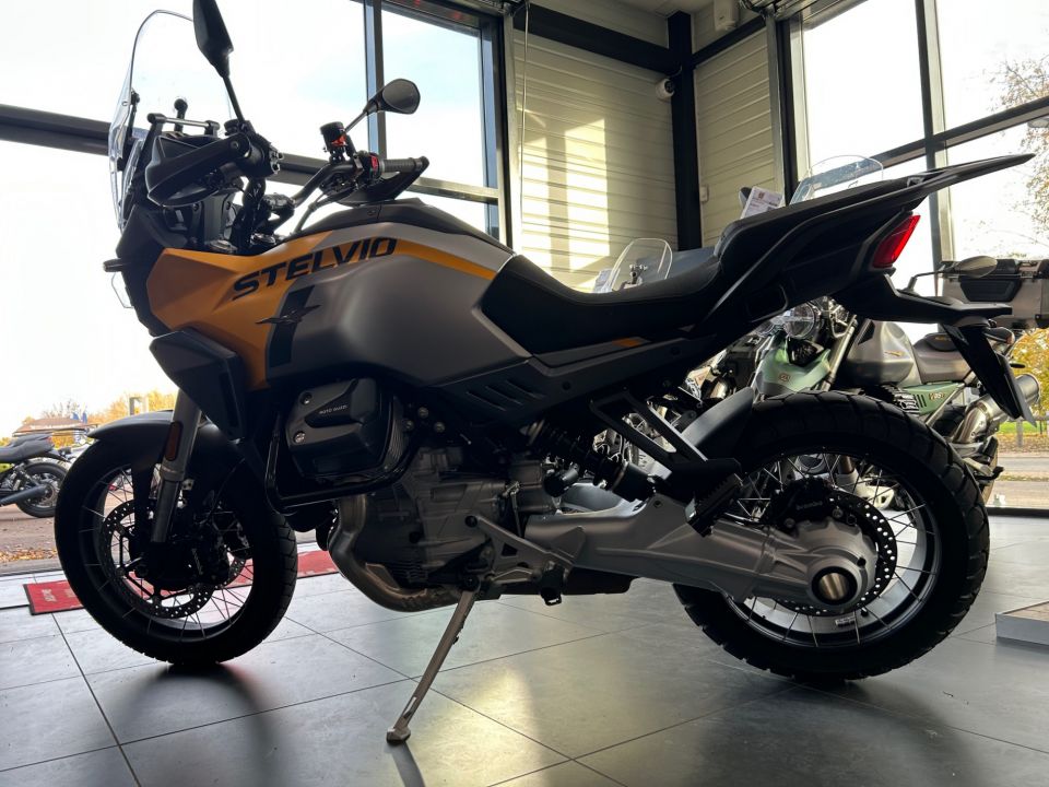 MOTO GUZZI STELVIO 4