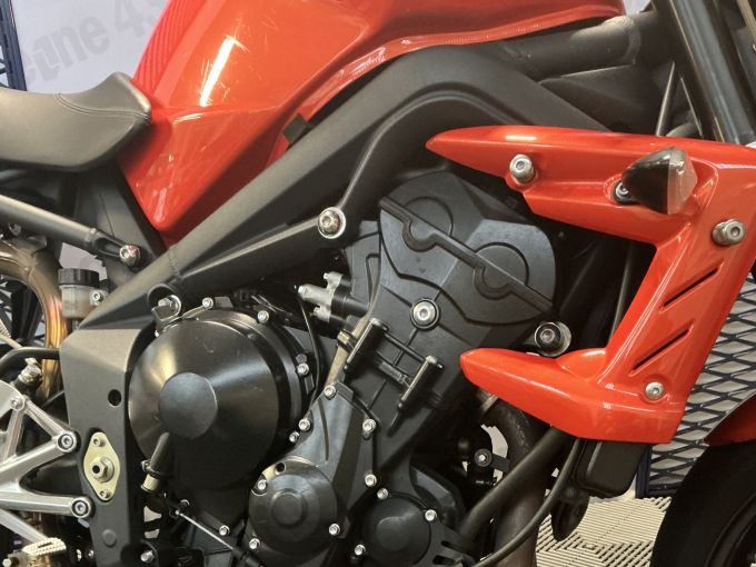 TRIUMPH STREET TRIPLE 675 R 4