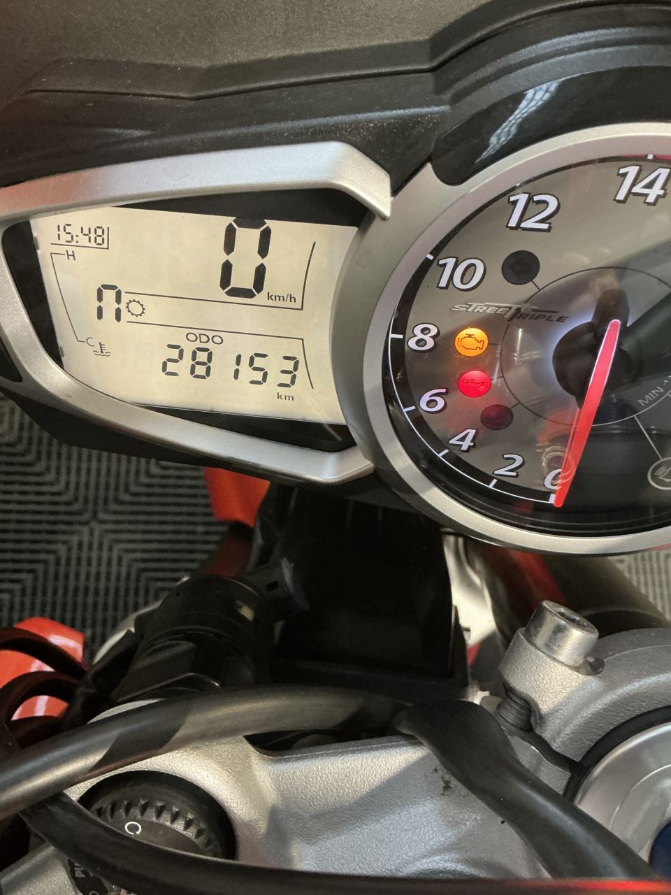 TRIUMPH STREET TRIPLE 675 R 4