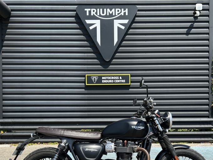 TRIUMPH STREET TWIN  900 4