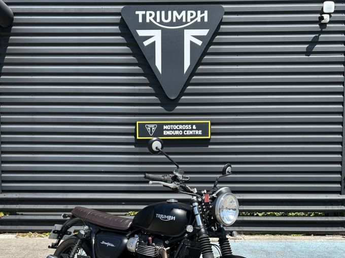 TRIUMPH STREET TWIN  900 4