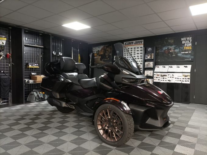 CAN-AM SPYDER 4