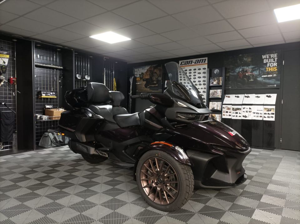 CAN-AM SPYDER 4