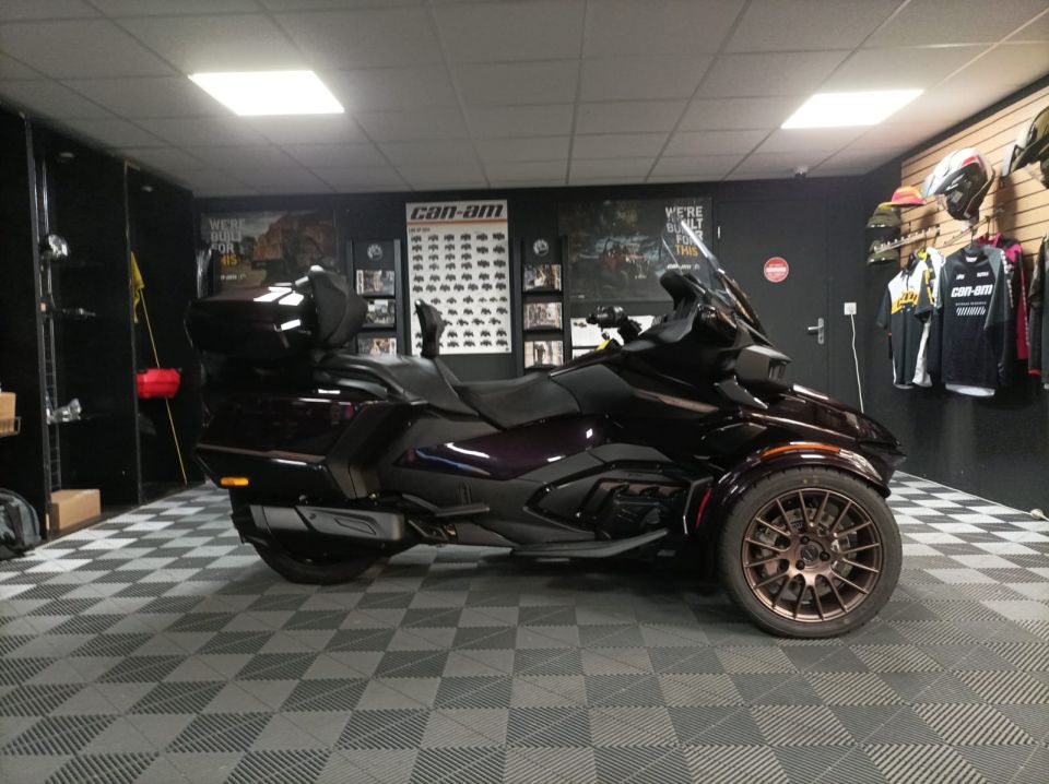 CAN-AM SPYDER 4