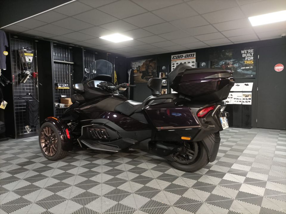 CAN-AM SPYDER 4