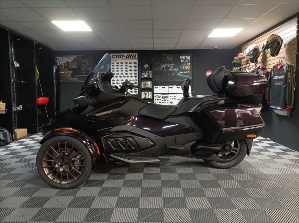 CAN-AM SPYDER 4