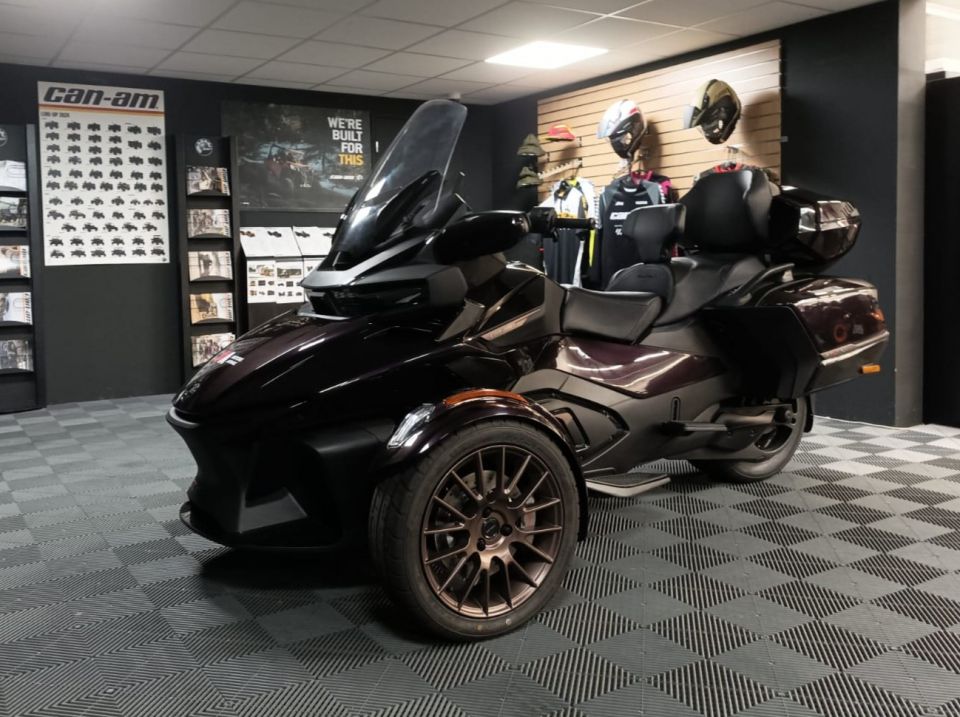 CAN-AM SPYDER 4