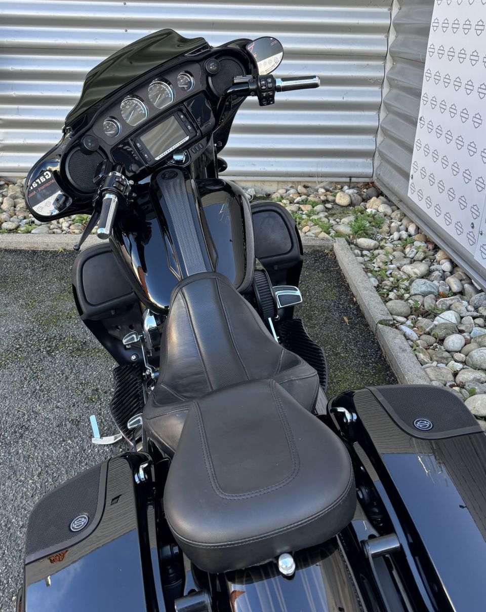 HARLEY-DAVIDSON TOURING STREET GLIDE 1800 CVO 4