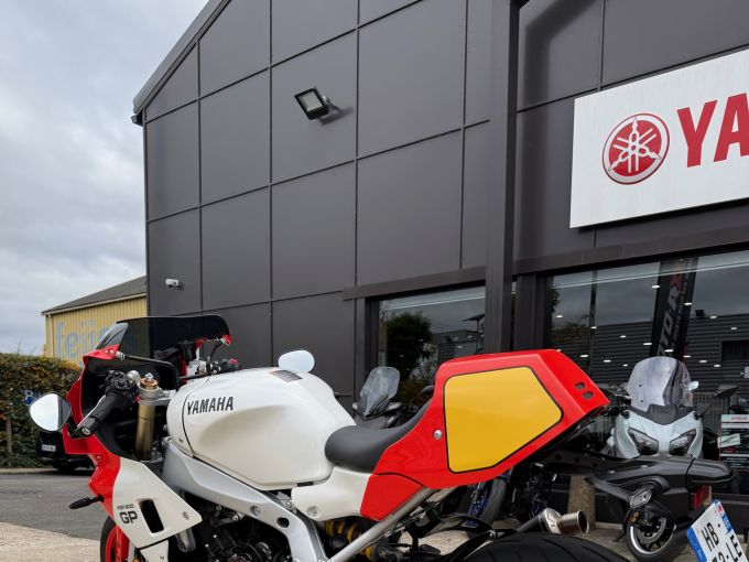 YAMAHA XSR 900 GP 4