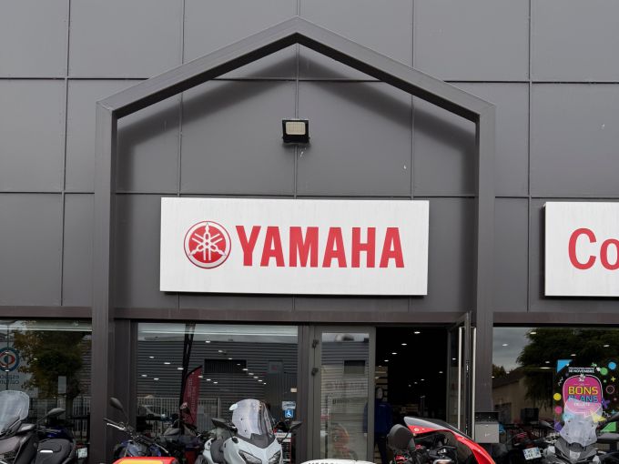 YAMAHA XSR 900 GP 4