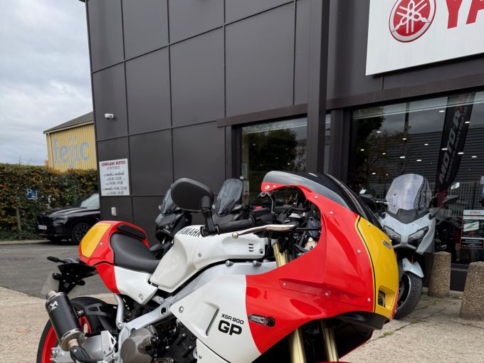 YAMAHA XSR 900 GP 4