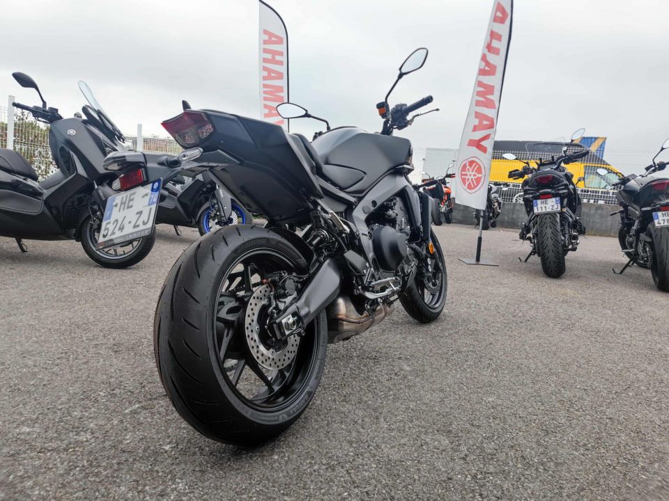 YAMAHA MT-09 4