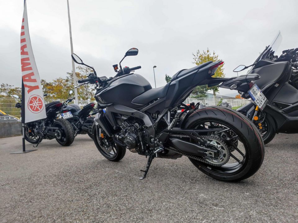 YAMAHA MT-09 4