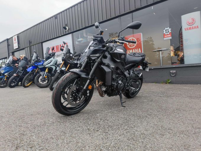 YAMAHA MT-09 4