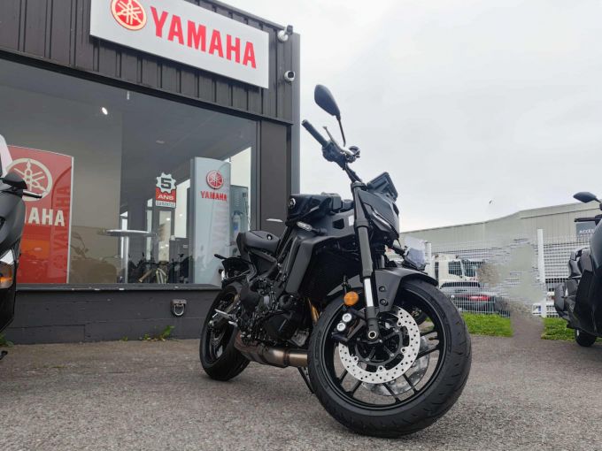 YAMAHA MT-09 4