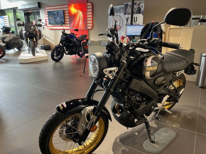 YAMAHA XSR 125 Legacy 4