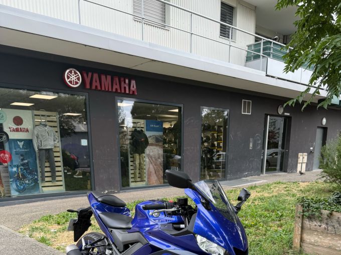 YAMAHA YZF-R3 4