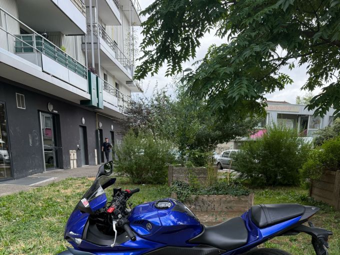 YAMAHA YZF-R3 4