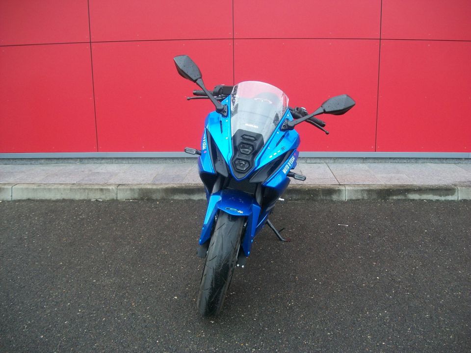 SUZUKI GSX-8R 4