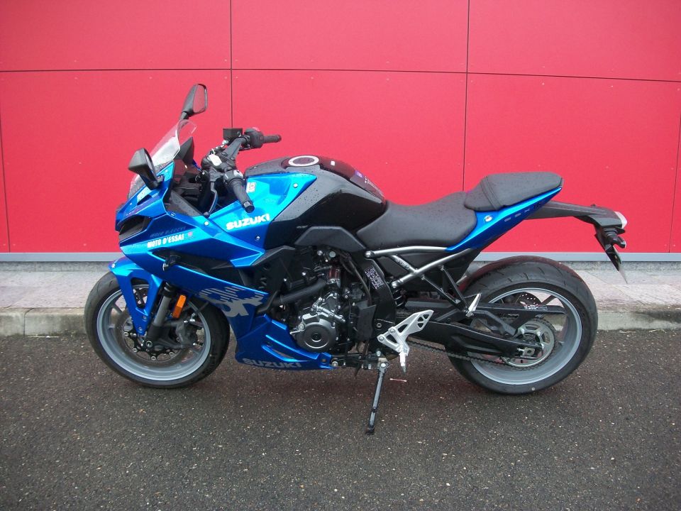 SUZUKI GSX-8R 4