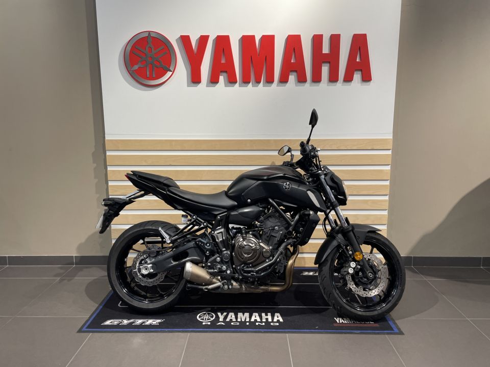 YAMAHA MT-07 4