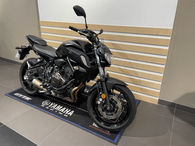 YAMAHA MT-07 4